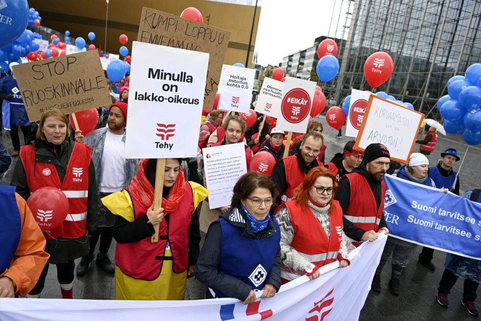 Hoitajaliittojen Tehyn ja Superin jäseniä kerääntyi perjantaina Helsinkiin vastustamaan potilasturvallisuuslakia. LEHTIKUVA / Vesa Moilanen