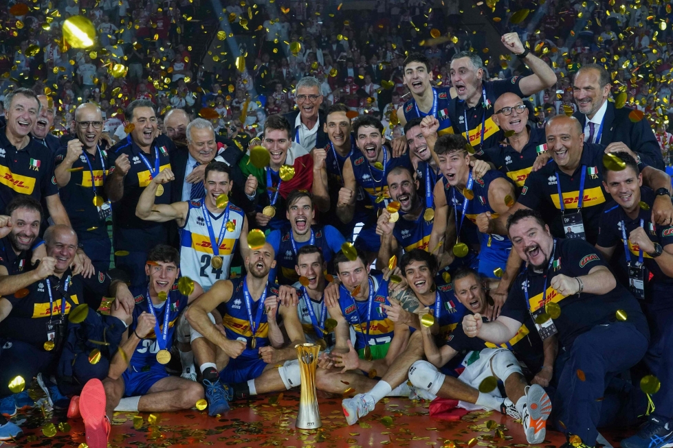 Italian miesten lentopallojoukkue juhlimassa voittoaan Puolan Katowicessa. LEHTIKUVA/AFP
