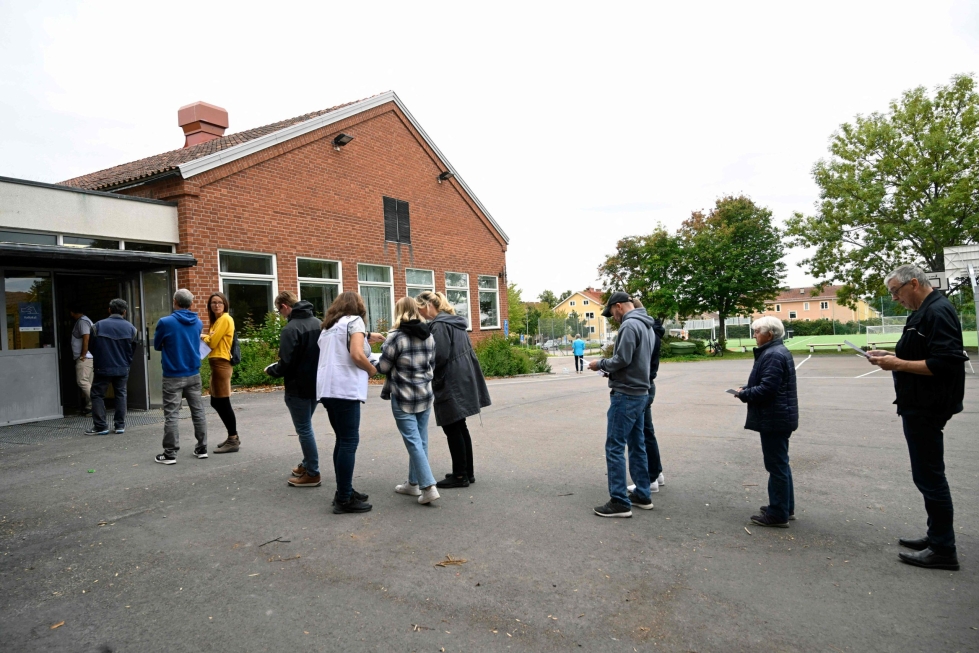 Uutistoimisto TT:n mukaan äänestäjät ovat olleet aamusta asti vilkkaasti liikkeellä eri puolilla maata. Malmössä jonotettiin äänestyspaikalle.  LEHTIKUVA/AFP 