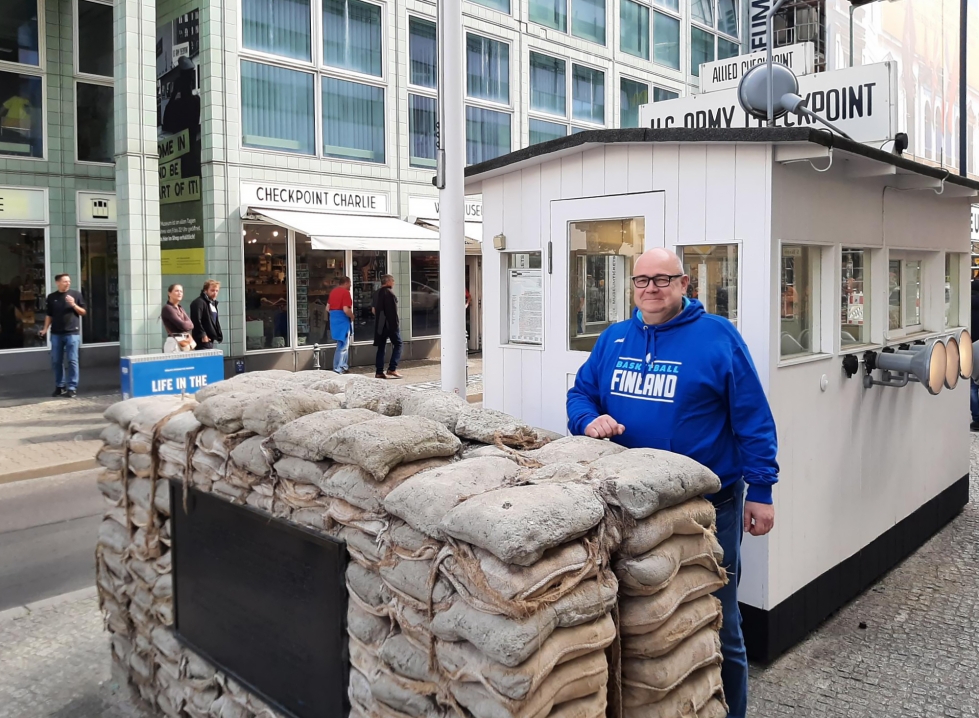 Koripalloliiton puheenjohtaja Timo Elo ehti käydä katsomassa Berliinin kuuluisan maamerkin Checkpoint Charlien, joka oli usein idän ja lännen välisen konfliktin keskiössä.