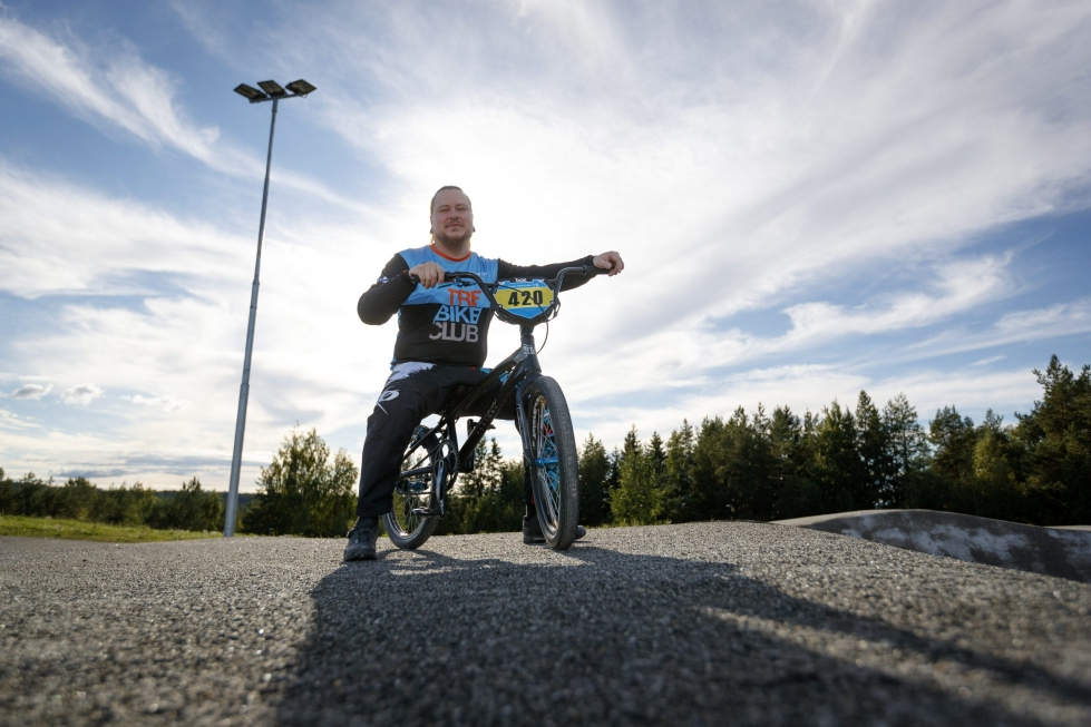 Aslak Uurtamo vammautui kaksi vuotta sitten BMX-pyöräilyonnettomuudessa. Viime kesänä hän saavutti jälleen lajin SM-mitalin. LEHTIKUVA / Kalle Parkkinen