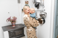 Emmiina, 32, ja Matias Laaninen, 34, ihastuivat Nurmeksessa vanhaan taloon ja remontoivat siitä perheelleen kodin – nyt Tuiskun kartano kisaa televisiossa Suomen kauneimman kodin tittelistä 