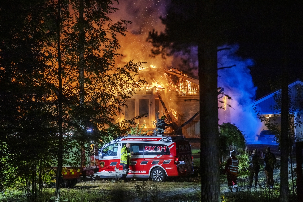 Pelastuslaitoksen mukaan palo on saanut alkunsa todennäköisesti astiasta, johon oli asetettu kyteviä puita. 