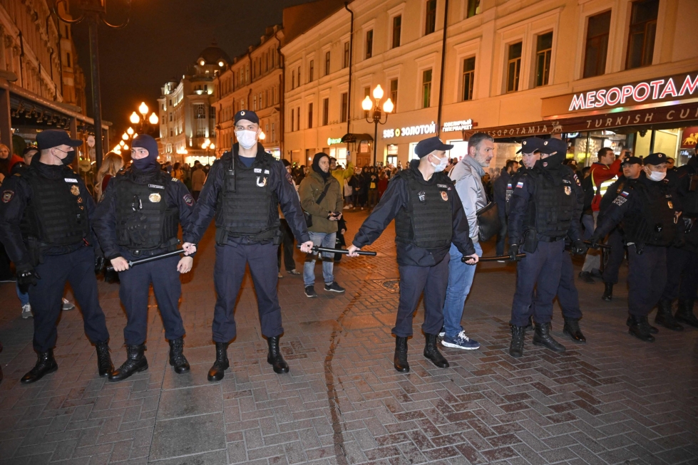 Mediatietojen mukaan Venäjällä on jaettu palvelukseenastumismääräyksiä muun muassa sodanvastaisissa mielenosoituksissa pidätetyille. LEHTIKUVA/AFP
