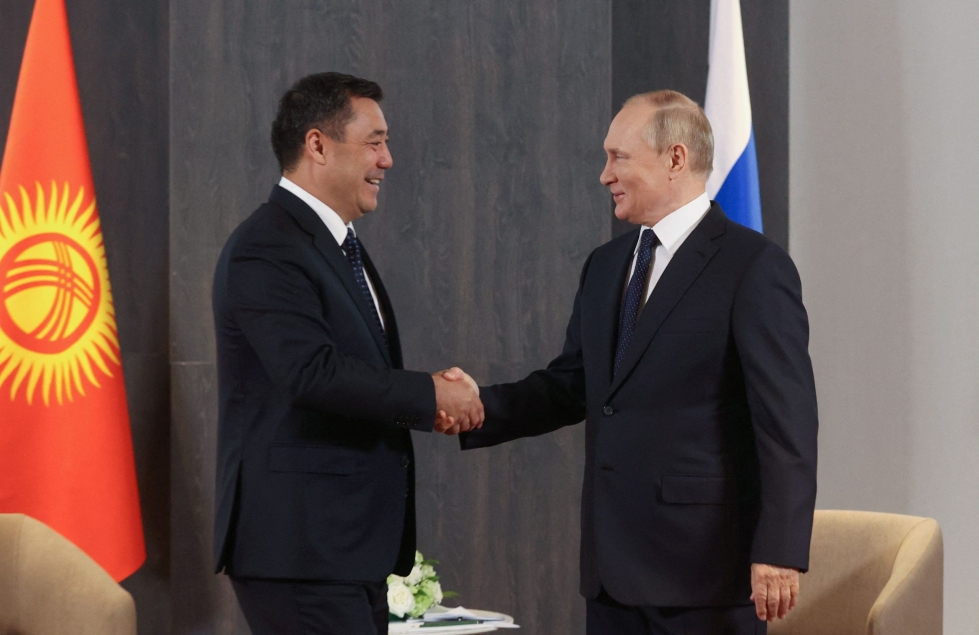 Venäjän presidentti Vladimir Putin (oik.) on kehottanut Kirgisian ja Tadzhikistanin johtajia pidättäytymään uusista yhteenotoista. Putin tapasi aiemmin tällä viikolla Kirgisian presidentin Sadyr Japarovin. LEHTIKUVA/AFP