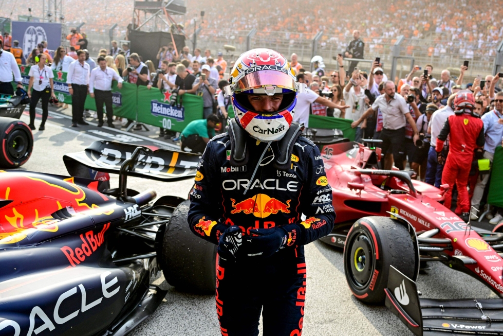 Verstappen otti kotiyleisön riemuksi jo kauden kymmenennen voittonsa. Lehtikuva/AFP