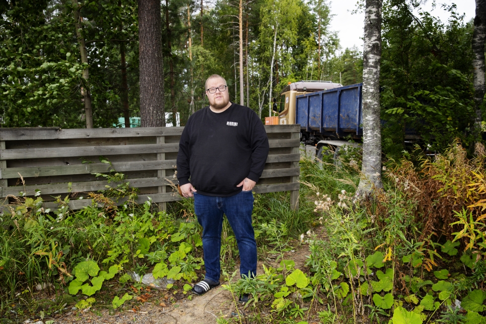 Yrittäjä Mika Sorsa pääsee pujahtamaan aidan raosta eri yritystensä toimitiloihin, sillä ne sijaitsevat vierekkäisillä tonteilla Käpykankaalla. 