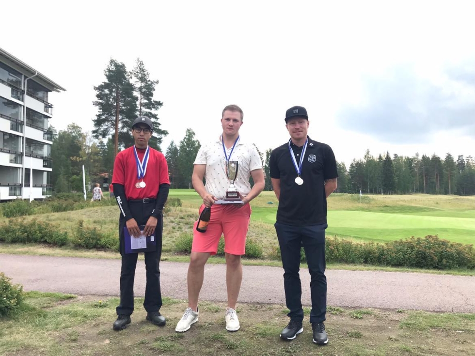André Pasuram (vas.), Waltteri Waris ja Janne Manner ylsivät mitaleille kuurojen SM-golfissa.