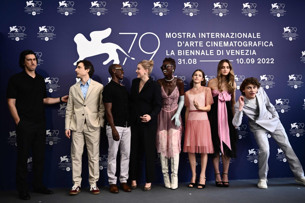 Venetsian elokuvajuhlien avajaiselokuvana nähty Valkoinen kohina on monella tapaa outolintu. Kuvassa elokuvan näyttelijöitä ja ohjaaja Venetsian elokuvajuhlilla. LEHTIKUVA/AFP