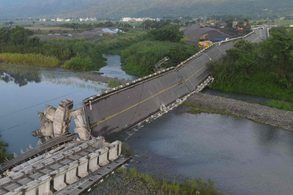 Eilen iltapäivällä tapahtuneen maanjäristyksen voimakkuus oli 6,9. Kuvassa romahtanut silta Hualienissa. LEHTIKUVA/AFP