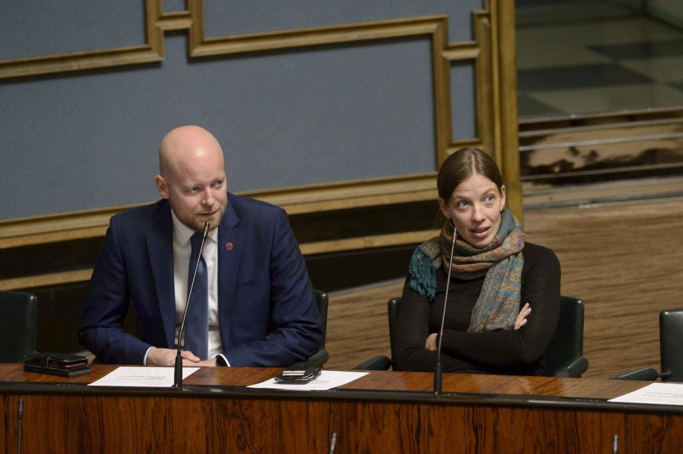 Vasemmistoliiton eduskuntaryhmän puheenjohtaja Jussi Saramo ja puolueen puheenjohtaja Li Andersson äänestivät potilasturvallisuuslain puolesta.