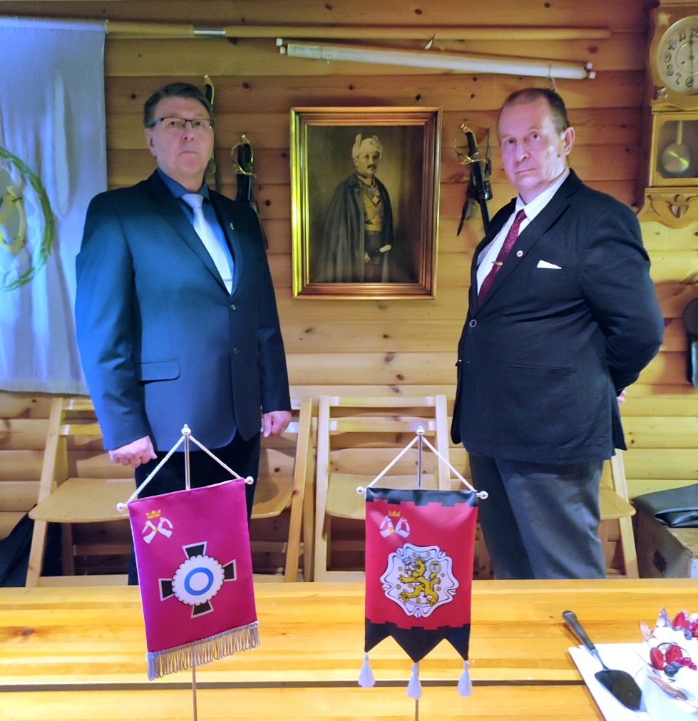 Eversti evp. Jouni Mattila (vasemmalla) luovutti reserviläispiirien toiminnanjohtajan tehtävän seuraajalleen everstiluutnantti evp. Kimmo Salolle. 