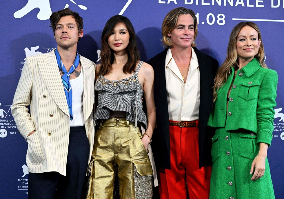 Näyttelijät Harry Styles, Gemma Chan ja Chris Pine sekä ohjaaja Olivia Wilde edustivat Don't Worry Darling -elokuvaa Venetsian elokuvajuhlilla maanantaina. LEHTIKUVA/AFP