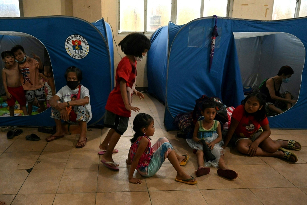 Monet pakenivat sunnuntaina myrskyä evakuointikeskuksiin Filippiinien pääkaupungissa Manilassa. LEHTIKUVA / AFP