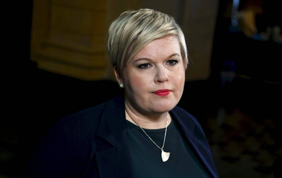 Valtiovarainministeri Annika Saarikko (kesk.) sanoo olevansa huolestunut Suomen velkaantumisesta.