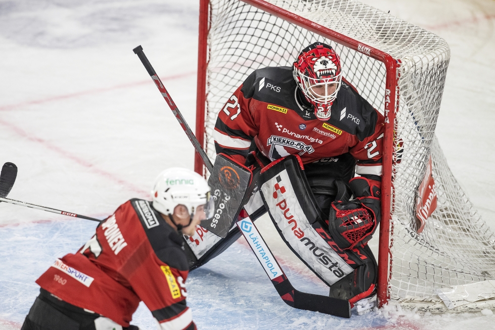 Kiekko-Poikien maalivahti Riku Lindroos torjui joukkueelleen kauden ensimmäisen nollapelin venyen Latviassa kiekon tielle 32 kertaa.