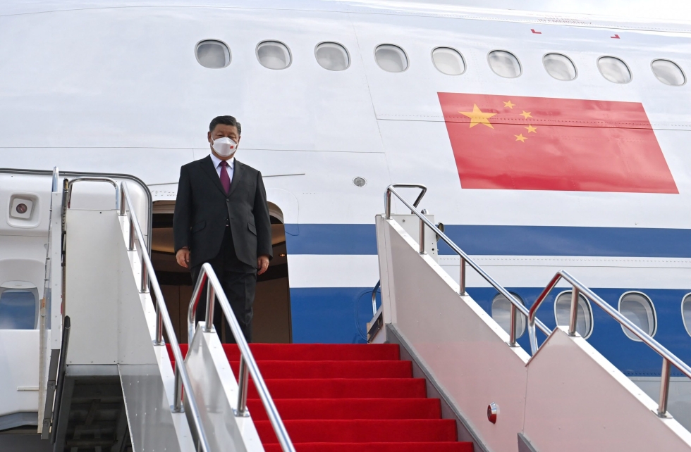Kiinan presidentti  Xi Jinping saapumassa Kazakstanin Nur-Sultaniin. Lehtikuva/AFP