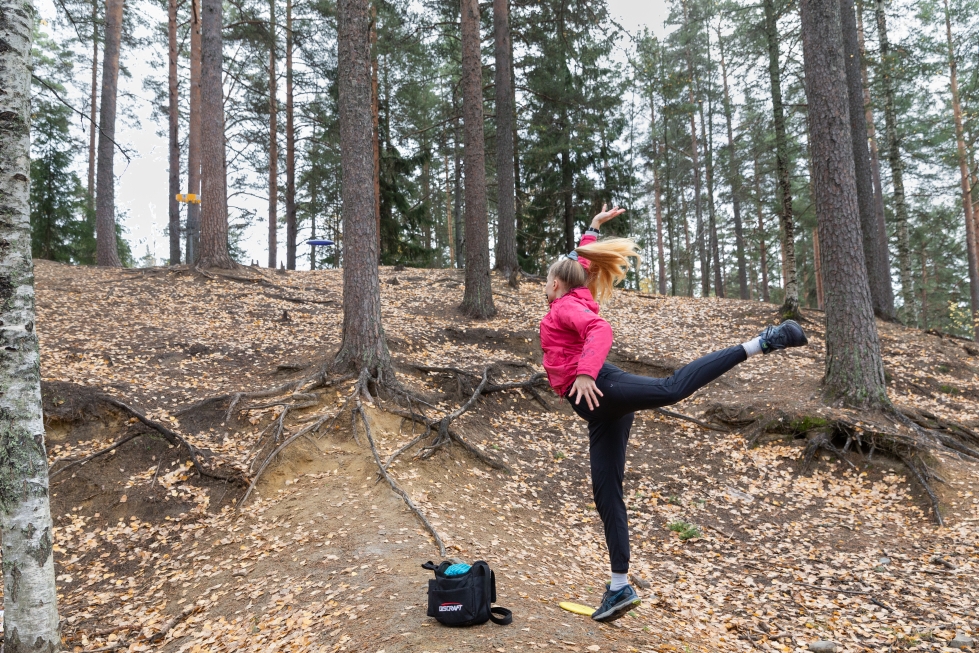 Karsikon frisbeeradan suosiolla on ollut varjopuolensa, kun maasto on käyttöasteen kasvaessa kulunut. Elisa Hyttinen pelaa kierrosta arkistokuvassa viime vuoden syksyllä.