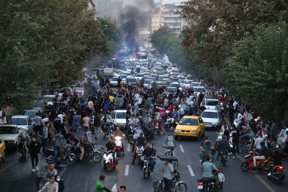Mielenosoitusten takia Iranin viranomaiset ovat rajoittaneet internetin käyttöä ja estäneet sosiaalisen median pikaviestipalveluiden käytön. LEHTIKUVA/AFP