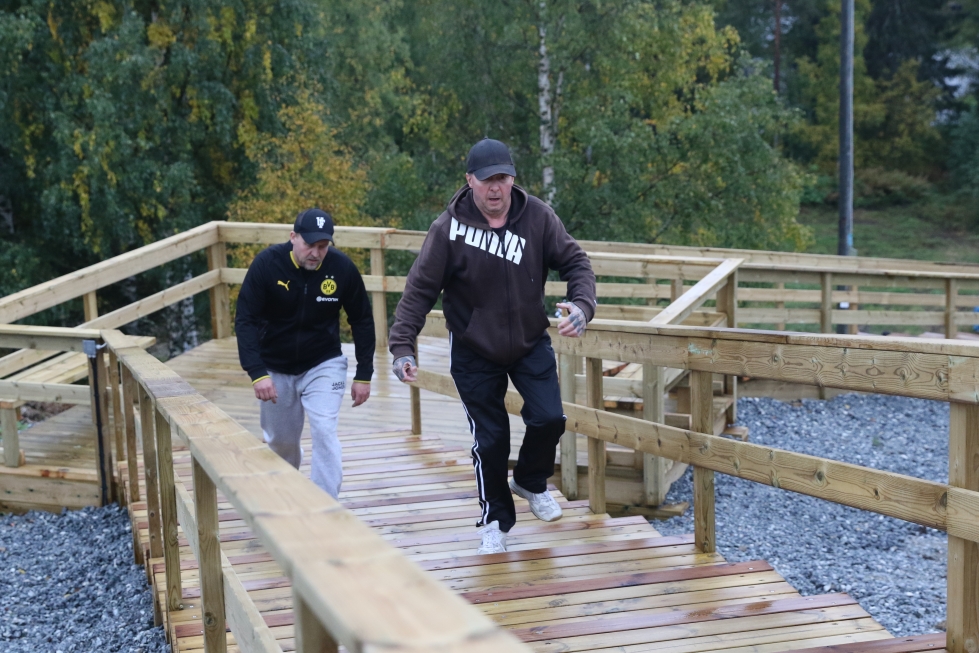 Marko Määttä (vas.) ja Jarmo Hiljanen testasivat Nurmeksen uusia kuntoportaita torstaina.