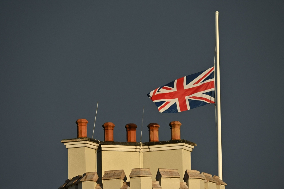 Britannian lippu laskettiin puolitankoon Wentworthin golfkentällä, jossa pelattiin Euroopan-kiertueen kilpailua. Lehtikuva/AFP