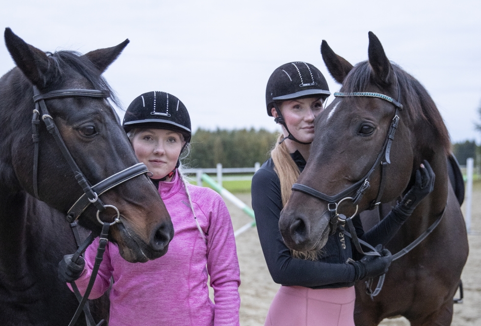 Tänään Joensuun ratsastusopistolla Suvi Paunimon ratsuna on Helmi ja Mari Paunimon ratsuna Julia.