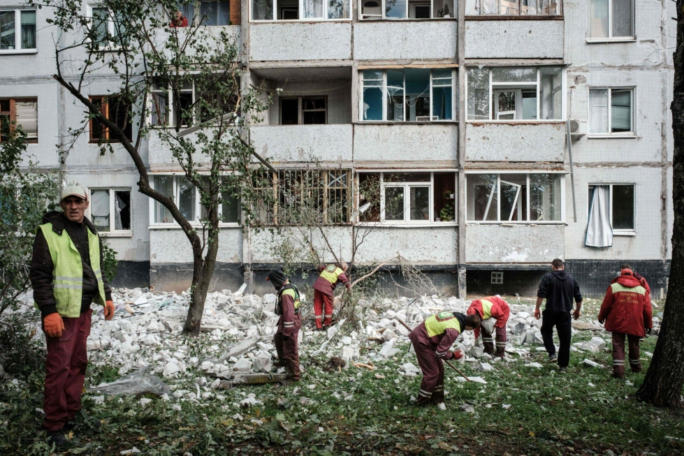 Asuinrakennukseen osuneen ohjusiskun jälkiä siivottiin Ukrainan Harkovassa keskiviikkona. LEHTIKUVA/AFP