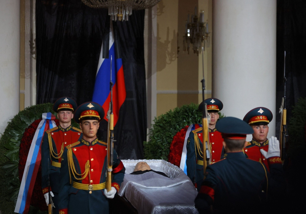 Kunniavartio suojasi Gorbatshovin arkkua Moskovan ammattiliittojen talon salissa, jossa kansalaiset jättivät jäähyväisiä Neuvostoliiton viimeiselle johtajalle. LEHTIKUVA/AFP