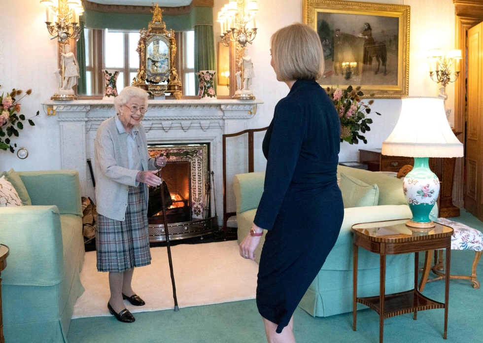 Kuningatar Elisabet ja Britannian konservatiivipuolueen johtaja, pääministeriksi nimitetty Liz Truss tapasivat Balmoralin linnassa Skotlannissa. Lehtikuva/AFP