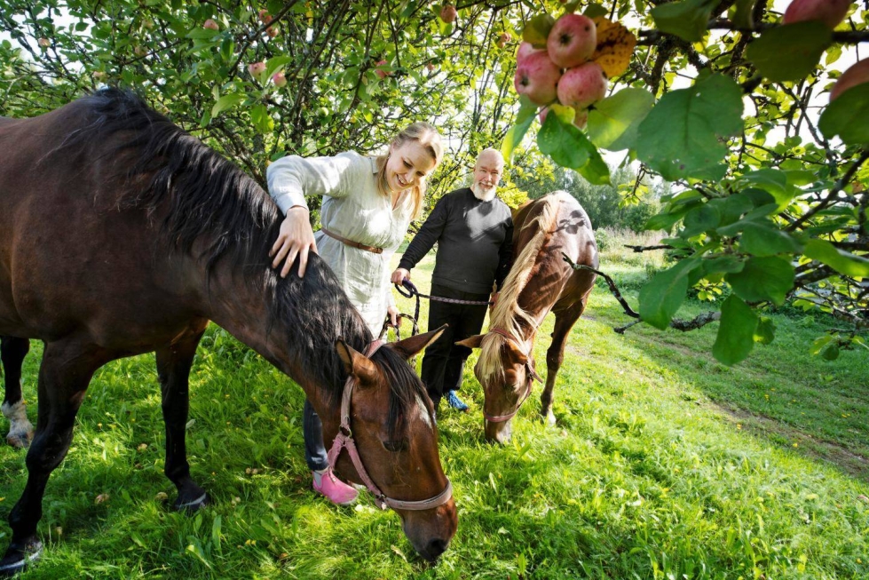 Irene ja Tuomas Kuhmonen sekä heidän kaksi lastaan asuvat entisellä karjatilalla. Varsinaista maataloustoimintaa tilalla ei enää ole, mutta pelloilta tehdään yhä heinät perheen hevosille Einille ja Helmille.