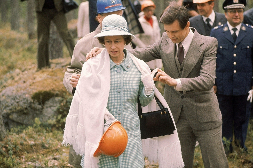 Vuoden 1976 metsävierailulla Elisabet tyytyi kantamaan hänelle tarjottua oranssia suojakypärää kädessään. LEHTIKUVA / Hans Paul