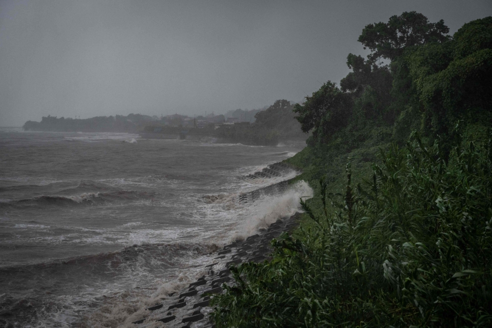 Myrskyalueen asukkaita on kehotettu varautumaan tuhoisiin tuulenpuuskiin, korkeaan aallokkoon sekä myrskytulviin. Lehtikuva/AFP