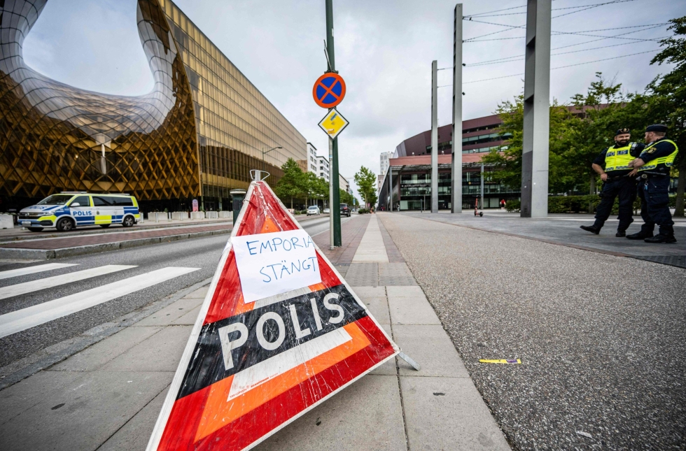 Poliisi eristi alueen Malmössä Emporia-kauppakeskuksessa  tapahtuneen ampumisen jälkeen elokuussa. LEHTIKUVA/AFP