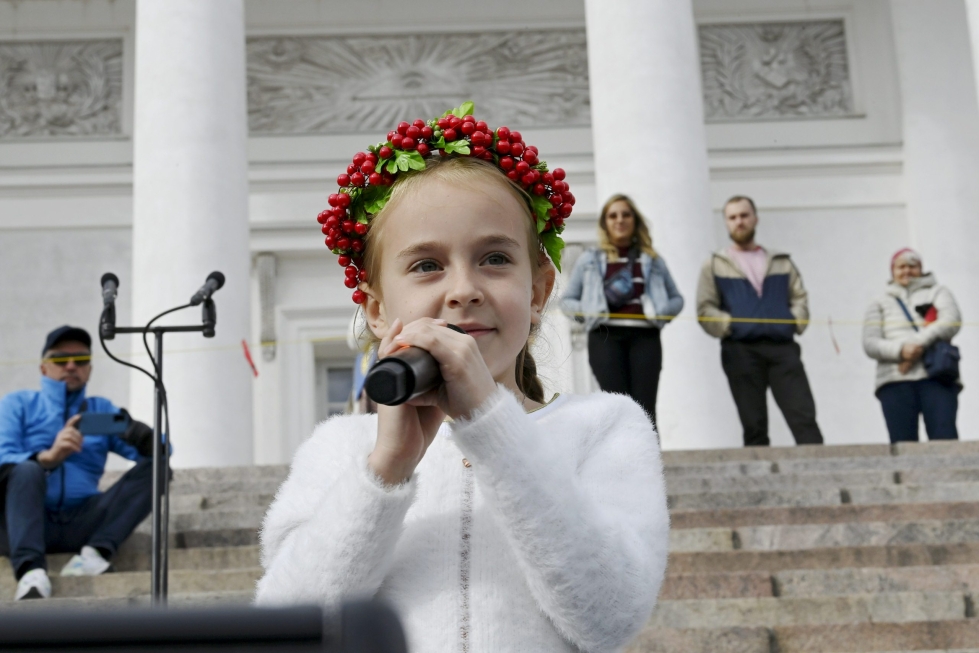 Kiovalaistyttö Amelia Anisovytsh, 7, tuli tunnetuksi maaliskuussa videosta, jossa hän lauloi Kiovassa pommisuojassa Disneyn Frozen-elokuvasta tutun Let It Go -laulun. Lehtikuva / Markku Ulander