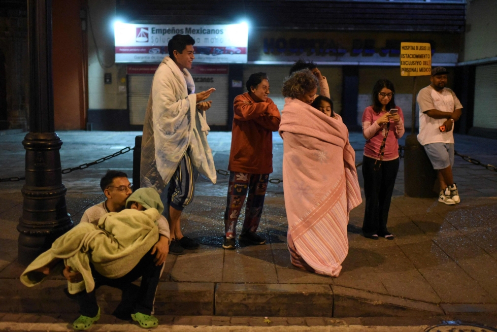Meksikon pääkaupungissa asukkaita kerääntyi kadulle uuden maanjäristyksen jälkeen torstaina. LEHTIKUVA/AFP
