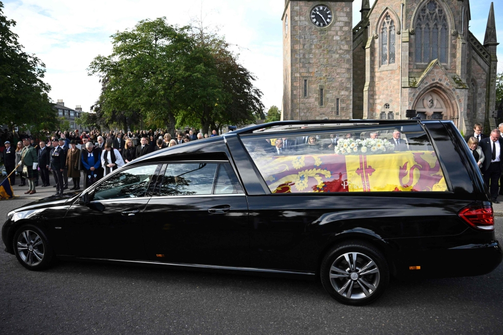 Kuningatar Elisabetin arkkua kuljettava auto kulki sunnuntaina Ballaterin kylän läpi Skotlannissa. Autosaattue lähti liikkeelle puolen päivän jälkeen Suomen aikaa. LEHTIKUVA/AFP