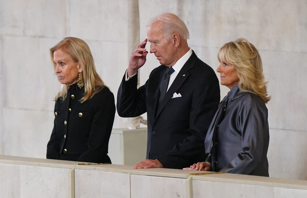 Yhdysvaltain presidentti Joe Biden (kesk.) kävi Jill-vaimonsa kanssa kunnioittamassa kuningattaren muistoa vierailemalla tämän arkulla sunnuntaina. LEHTIKUVA/AFP