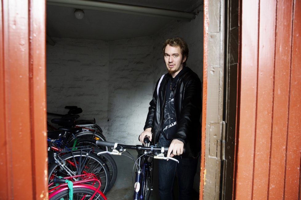 Eetu Kolehmainen hakee pyöränsä varastosta joka päivä. – Joskus kuljen pyörällä ihan parin korttelin matkojakin, vaikka ne voisi yhtä hyvin kävellä. Pyöräily on niin mukavaa.