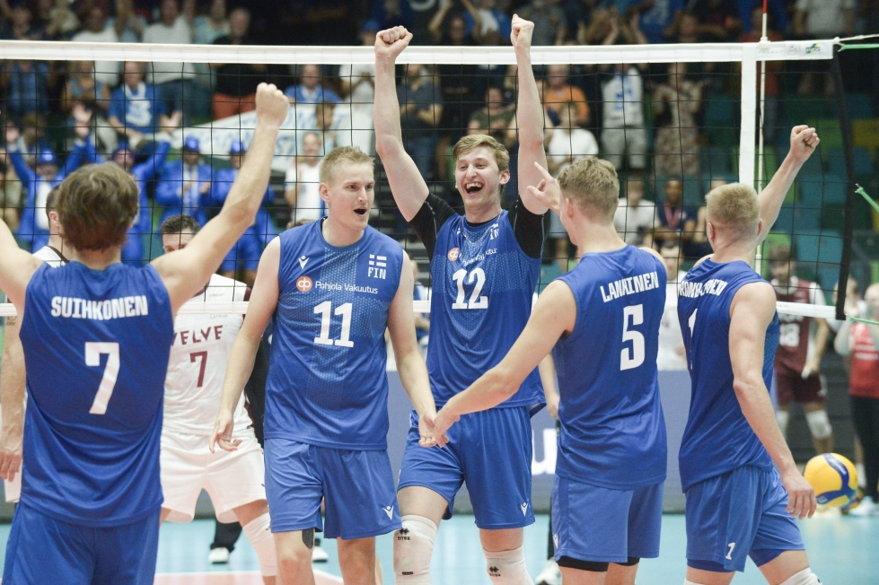 Elokuussa Suomen pelaajat juhlivat voittoa Suomi -Latvia-ottelussa. LEHTIKUVA / MIKKO STIG