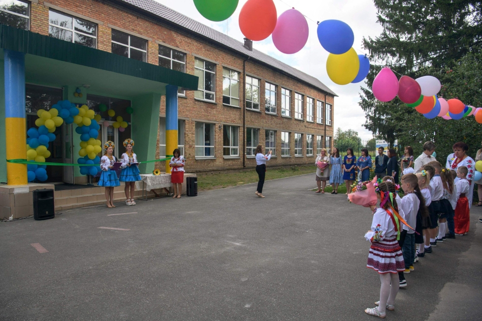 Ukrainan kaikista noin 23 000 koulusta noin puolessa on käytössä väestönsuojatila. Kuvassa oppilaita koulun avajaisseremoniassa koulun aloituspäivän aattona Butshassa eilen. LEHTIKUVA/AFP