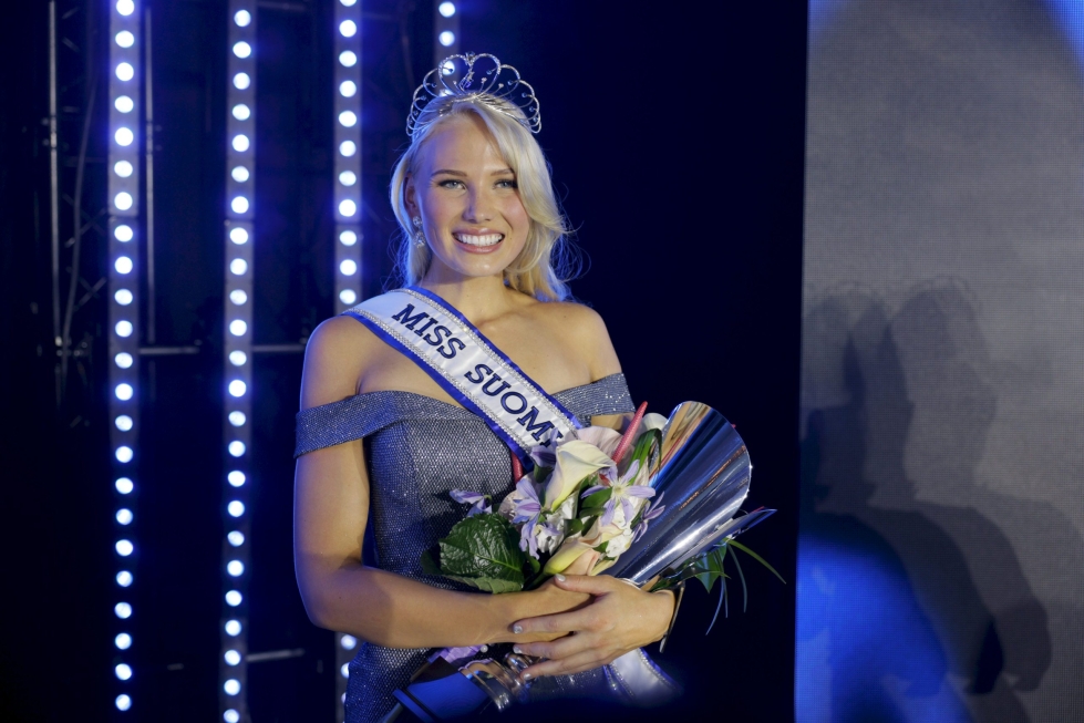 Petra Hämäläinen kruunattiin vuoden 2022 Miss Suomeksi lauantaina Helsingissä.  LEHTIKUVA / SEPPO SAMULI