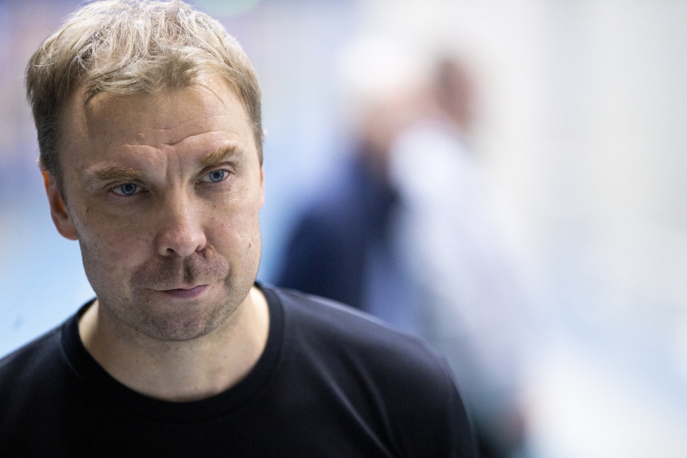 Josban valmentaja Sakari Salmela oli pettynyt mies, kun joukkueen kausi päättyy Divarin runkosarjaan. Arkistokuva.