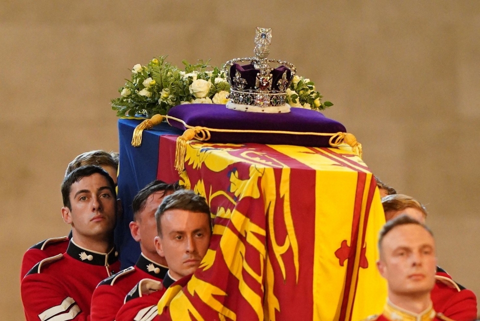 Kuningatar Elisabetin arkku oli esillä Westminster Hallissa viime viikon puolivälistä asti, ja hyvästejä jättäviä ihmisiä riitti useiden kilometrien mittaiseksi jonoksi asti. LEHTIKUVA/AFP