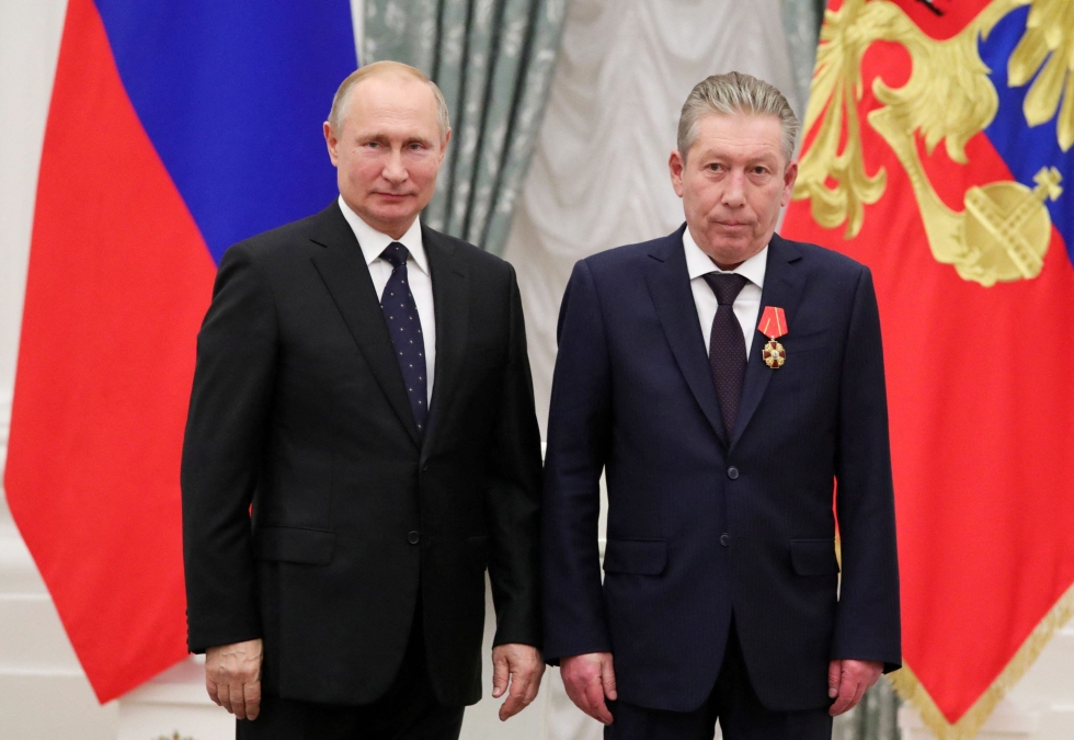 Presidentti Vladimir Putin palkitsi Ravil Maganovin Pyhän Aleksanteri Nevskin ritarikunnan kunniamerkillä vuonna 2019.