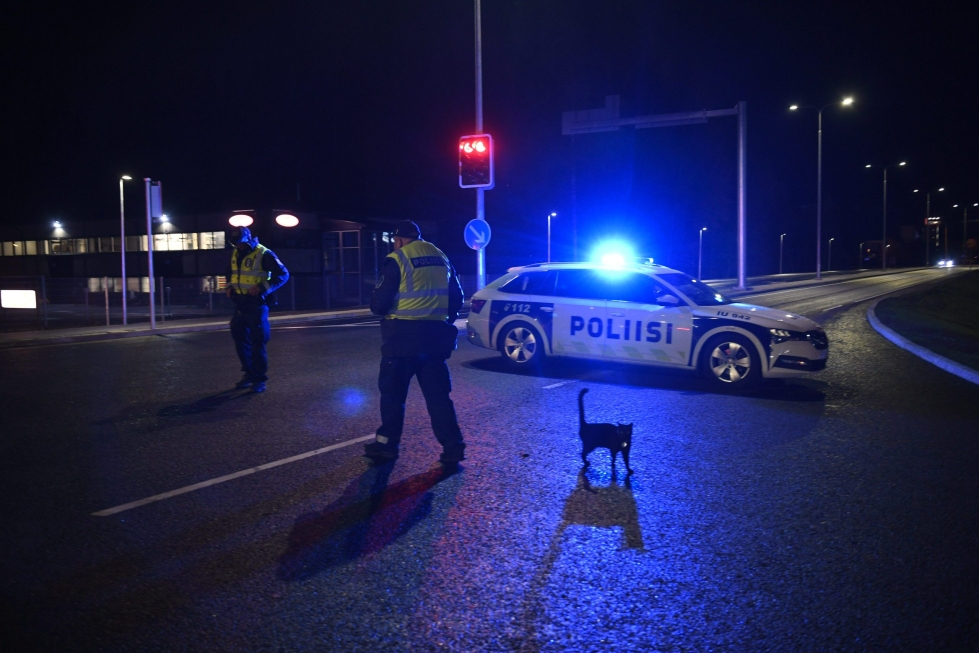 Poliisi eristi aluetta maanantaina Järvenpäässä kemikaalivuodon jälkeen. LEHTIKUVA / ANTTI AIMO-KOIVISTO
