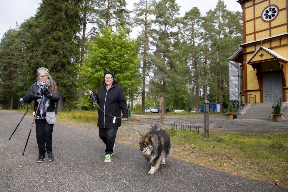 Seija Lukkarinen, Seija Väänänen ja suomenlapinkoira Mosku kertovat, että kirkolla on ominaistuoksunsa.