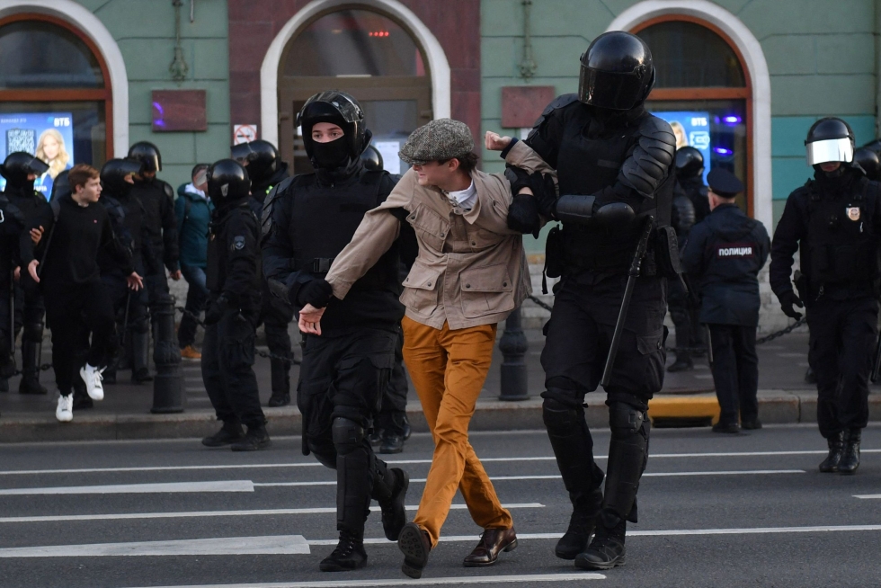 Liikekannallepanoa vastustavissa mielenosoituksissa on kuluneella viikolla otettu kiinni yli 2000 ihmistä, kertoo Venäjän ihmisoikeustilannetta tarkkaileva kansalaisjärjestö OVD-info. Kuva on Pietarista lauantailta. LEHTIKUVA / AFP