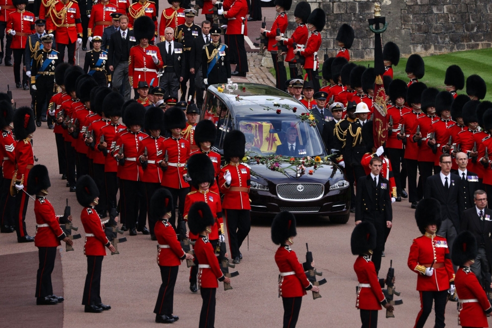 Kuningatar Elisabetin arkku on saapunut sotilassaattueen saattelemana ruumisautolla Windsorin linnalle. LEHTIKUVA/AFP