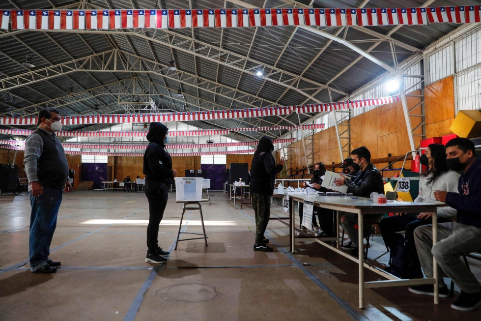 Pakollisessa kansanäänestyksessä äänioikeus oli yli 15 miljoonalla chileläisellä. LEHTIKUVA / AFP
