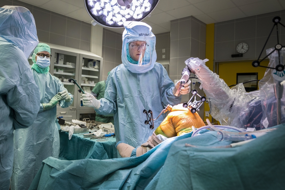 Uusi leikkausrobotti oli työssään polven tekonivelleikkauksessa KYSillä keskiviikkona. Kuvassa keskellä Antti Jaroma (ortopedi, leikkaava kirurgi), takana Pekka Torvinen (instrumenttihoitaja).